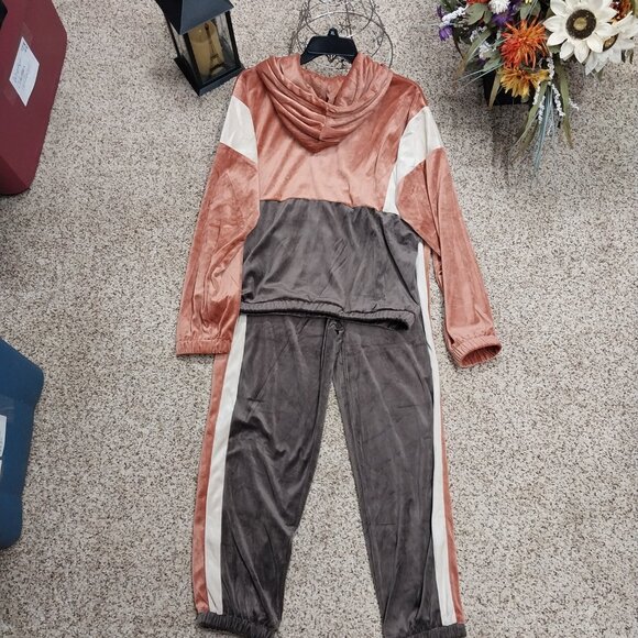 3665 Size Medium Easel Two Piece Hooded Zip up Jogger Set, NWT. Pit to pit 25" - Picture 7 of 7